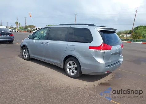 2014 Toyota Sienna Le V6 7 Passenger Auto Access Seat/Le V6 7 Passenger Mobility/Le V6 8 Passenger z USA, uszkodzony, nr VIN 5TDKK3DC0ES467867